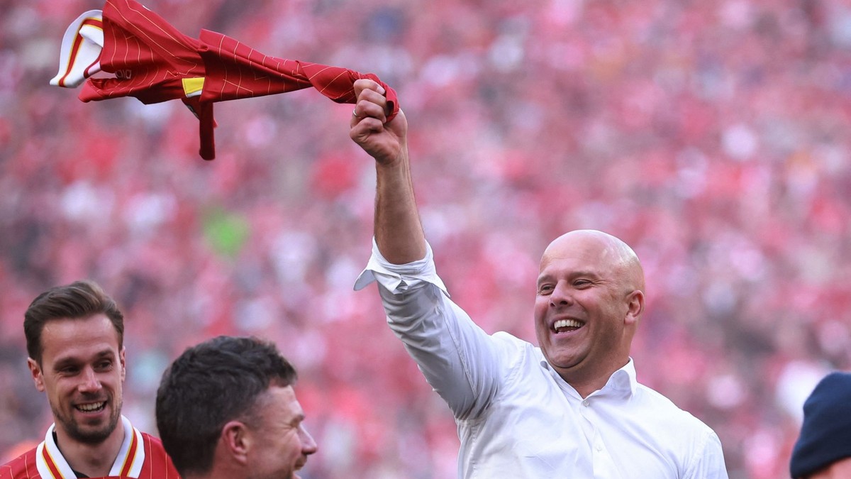 Tréner Arne Slot počas osláv titulu Liverpoolu.