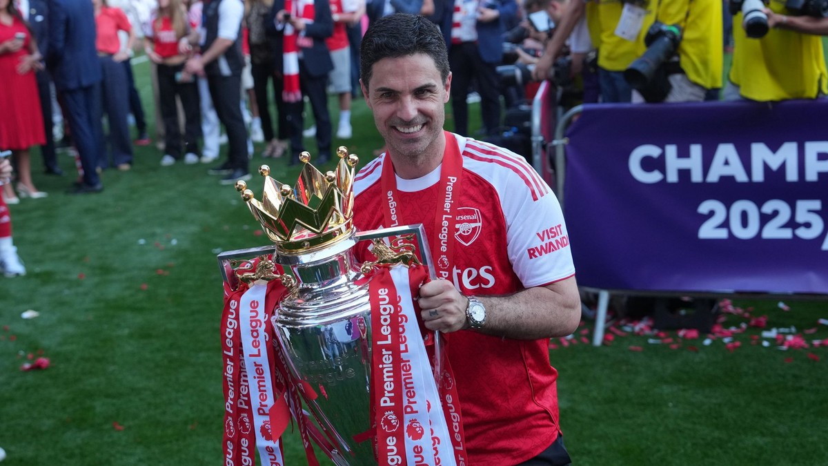 Tréner Arsenalu Mikel Arteta pózuje s trofejou po zisku titulu Premier League