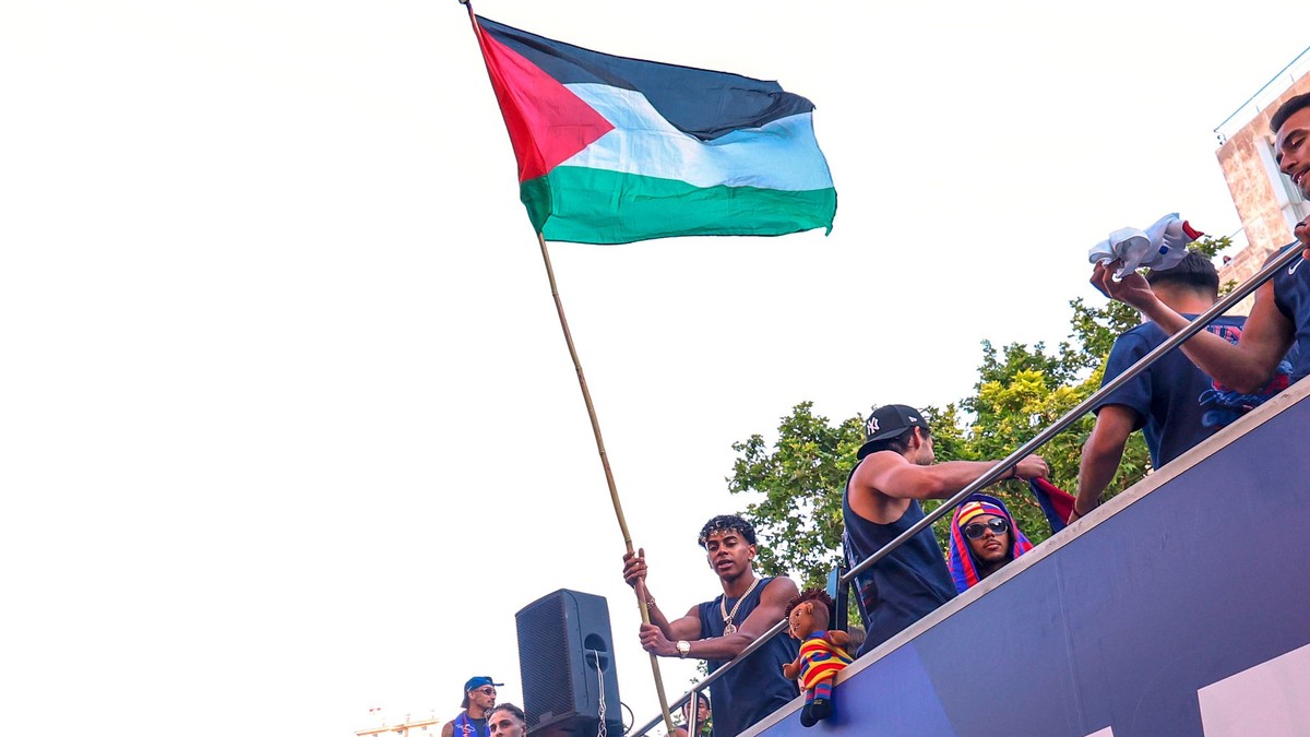 Lamine Yamal drží palestínsku vlajku. 