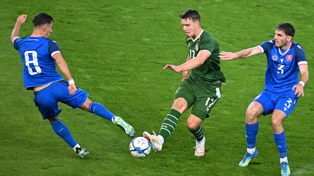 Sprava hráč Slovenska Filip Mielke, vľavo jeho spoluhráč Artur Gajdoš a uprostred hráč Írska Thomas Lonergan