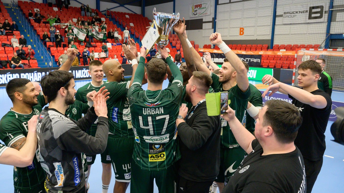 Hráči Prešova dvíhajú nad hlavu trofej po triumfe vo finále Slovenského pohára