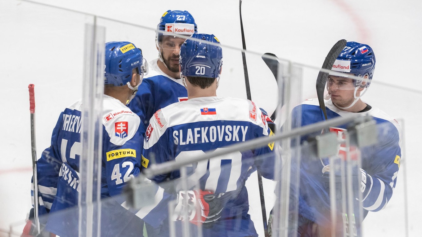 Juraj Slafkovský, Šimon Nemec, Marek Hrivík a Martin Fehérváry sa tešia po strelenom góle v prípravnom zápase Slovensko - USA v generálke na MS v hokeji 2024.