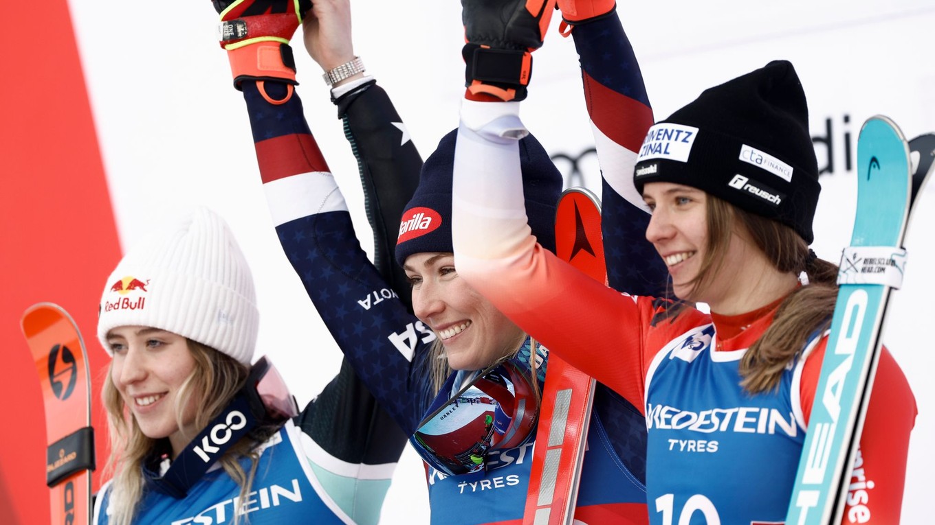 Mikaela Shiffrinová vyhrala slalom v Gurgli pred Larou Colturiovou (vľavo) a Camille Rastovou.