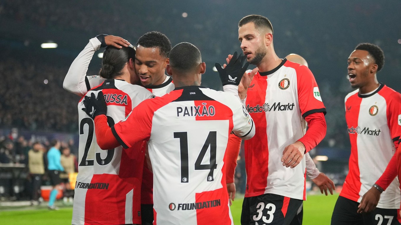 Anis Hadj Moussa (Feyenoord) sa raduje zo strelenia gólu so spoluhráčmi v zápase 6. kola ligovej fázy Ligy majstrov Feyenoord Rotterdam - AC Sparta Praha.