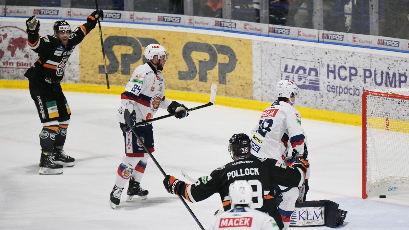 Radosť hráčov Košíc po druhom góle proti HKM Zvolen.