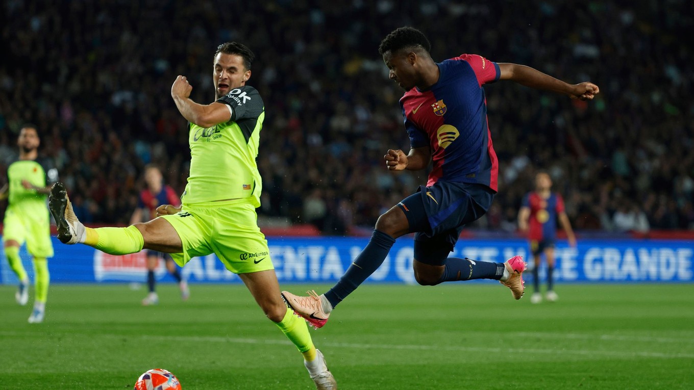 Martin Valjent (vľavo) a Ansu Fati v zápase FC Barcelona - RCD Mallorca v 33. kole La Ligy.