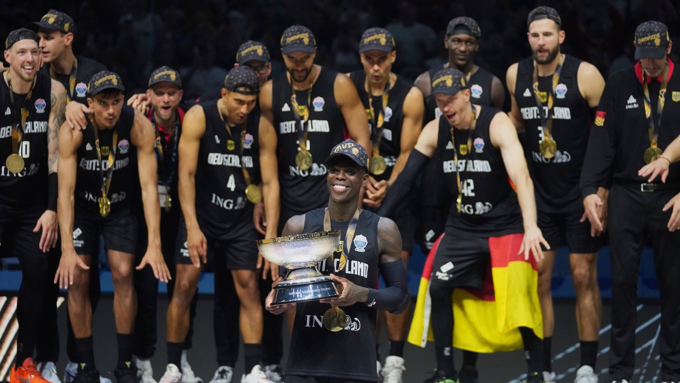 Dennis Schröder drží trofej pre majstra Európy.