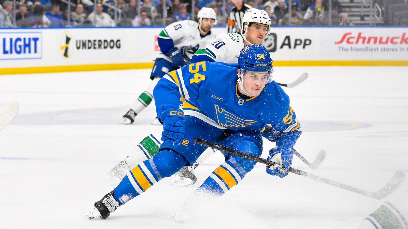 Slovenský útočník Dalibor Dvorský v zápase St. Louis Blues - Vancouver Canucks.