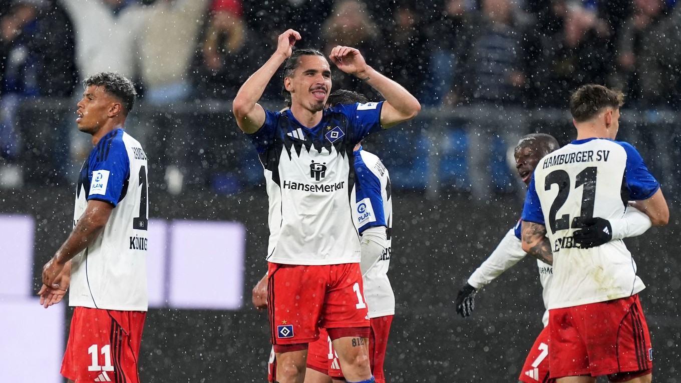 Futbalisti Hamburger SV oslavujú gól.