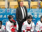 Tréner Dean Evason na kanadskej lavičke počas zápasu Kanada - Dánsko vo štvrťfinále MS v hokeji 2025.