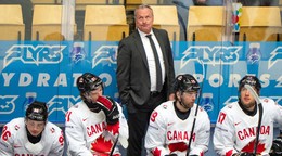 Tréner Dean Evason na kanadskej lavičke počas zápasu Kanada - Dánsko vo štvrťfinále MS v hokeji 2025.