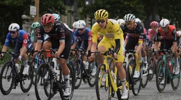 Pelotón na Tour de France, v popredí v žltom drese Tadej Pogačar.