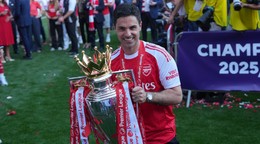 Tréner Arsenalu Mikel Arteta pózuje s trofejou po zisku titulu Premier League