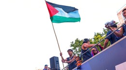 Lamine Yamal drží palestínsku vlajku. 