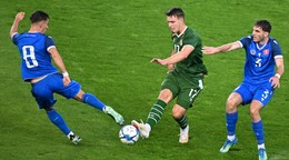 Sprava hráč Slovenska Filip Mielke, vľavo jeho spoluhráč Artur Gajdoš a uprostred hráč Írska Thomas Lonergan
