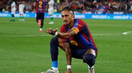 Hráč Barcelony Raphinha oslavuje po tom, ako strellil gól.