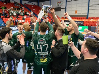 Hráči Prešova dvíhajú nad hlavu trofej po triumfe vo finále Slovenského pohára