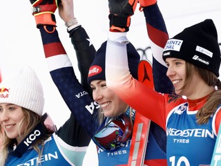 Mikaela Shiffrinová vyhrala slalom v Gurgli pred Larou Colturiovou (vľavo) a Camille Rastovou.