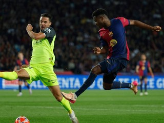 Martin Valjent (vľavo) a Ansu Fati v zápase FC Barcelona - RCD Mallorca v 33. kole La Ligy.