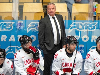 Tréner Dean Evason na kanadskej lavičke počas zápasu Kanada - Dánsko vo štvrťfinále MS v hokeji 2025.