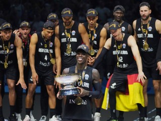 Dennis Schröder drží trofej pre majstra Európy.
