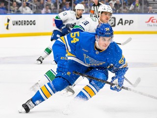 Slovenský útočník Dalibor Dvorský v zápase St. Louis Blues - Vancouver Canucks.