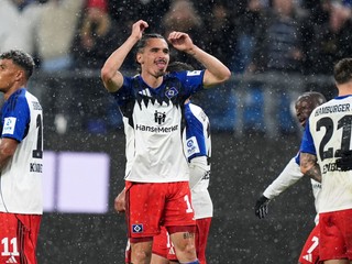 Futbalisti Hamburger SV oslavujú gól.