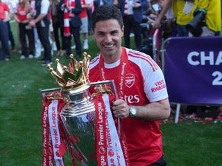 Tréner Arsenalu Mikel Arteta pózuje s trofejou po zisku titulu Premier League