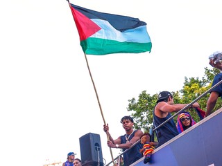 Lamine Yamal drží palestínsku vlajku. 
