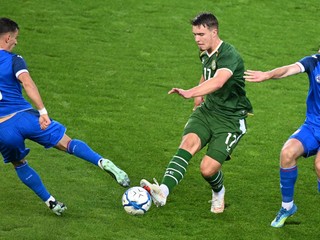 Sprava hráč Slovenska Filip Mielke, vľavo jeho spoluhráč Artur Gajdoš a uprostred hráč Írska Thomas Lonergan