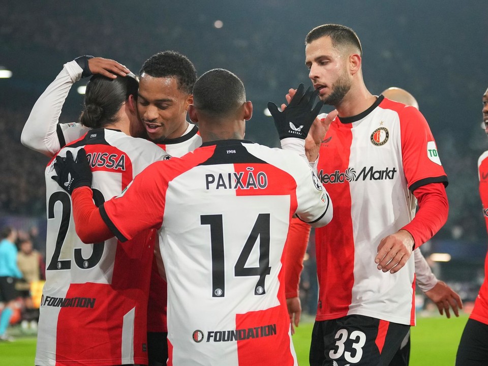 Anis Hadj Moussa (Feyenoord) sa raduje zo strelenia gólu so spoluhráčmi v zápase 6. kola ligovej fázy Ligy majstrov Feyenoord Rotterdam - AC Sparta Praha.