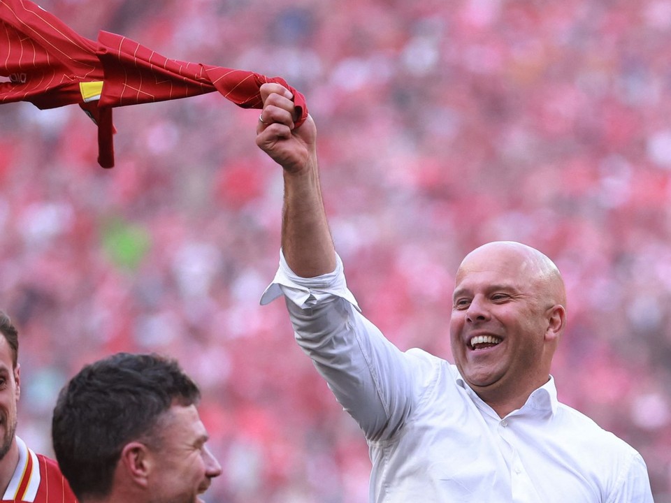 Tréner Arne Slot počas osláv titulu Liverpoolu.