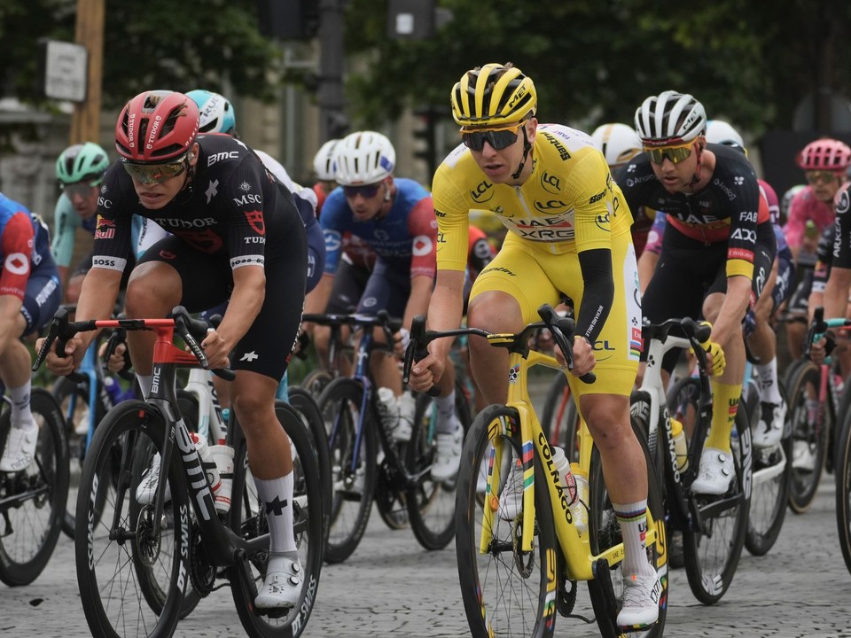 Pelotón na Tour de France, v popredí v žltom drese Tadej Pogačar.