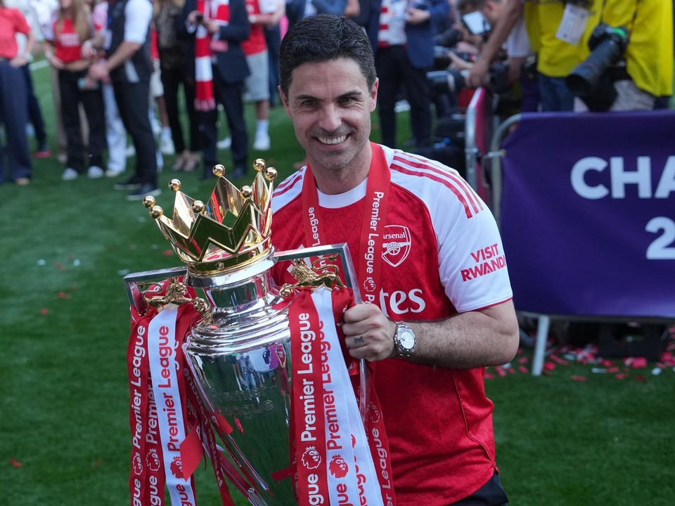 Tréner Arsenalu Mikel Arteta pózuje s trofejou po zisku titulu Premier League
