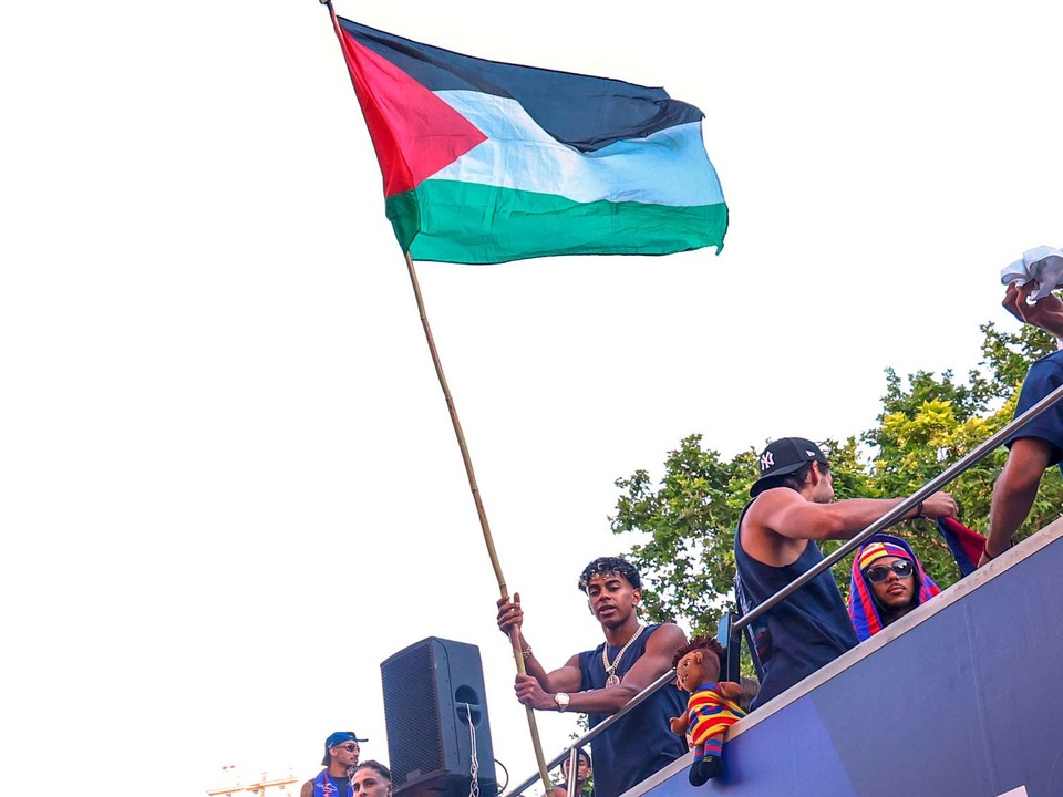 Lamine Yamal drží palestínsku vlajku. 