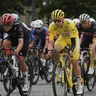 Pelotón na Tour de France, v popredí v žltom drese Tadej Pogačar.