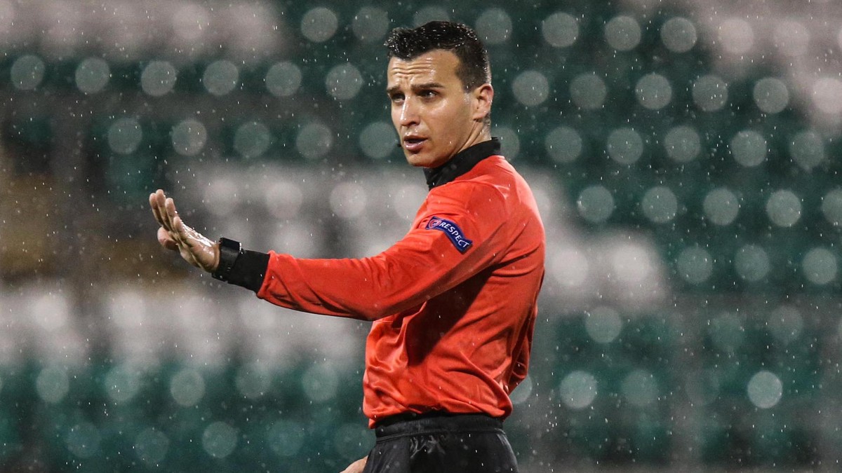 Rozhodca Filip Glova reaguje na derby Spartak Trnava - Slovan ...