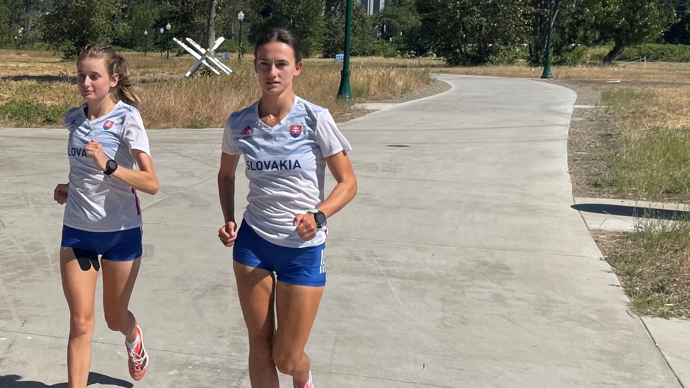 Hana Burzalová (vpravo) a Ema Hačundová na tréningu priamo v Eugene pred pretekmi v chôdzi na 35 km.