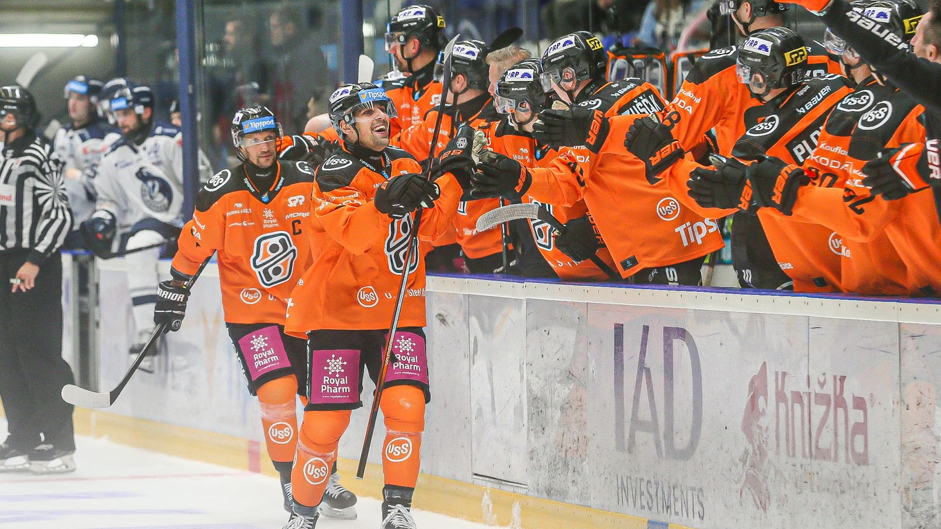 Hokejisti Košíc oslavujú gól