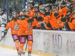 Hokejisti Košíc oslavujú gól