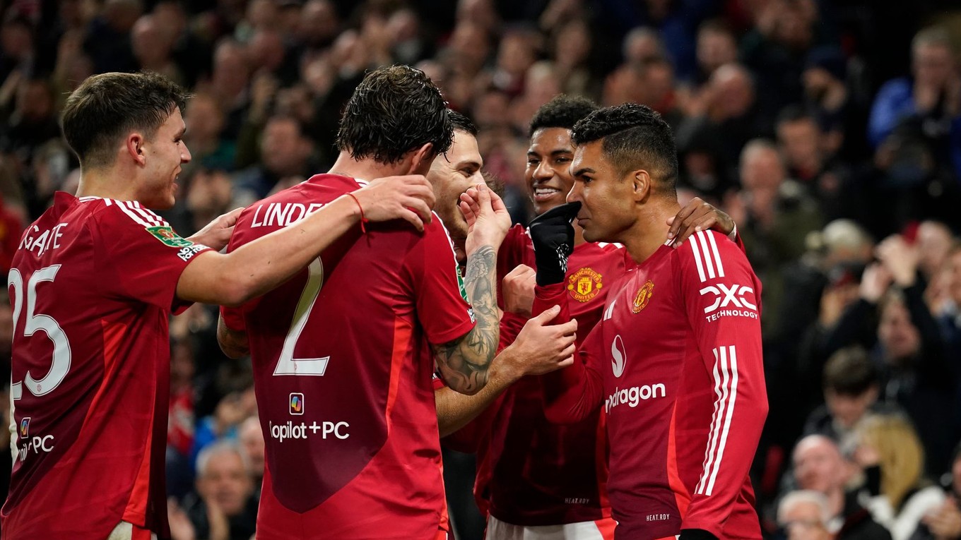 Futbalisti Manchester United oslavujú gól.