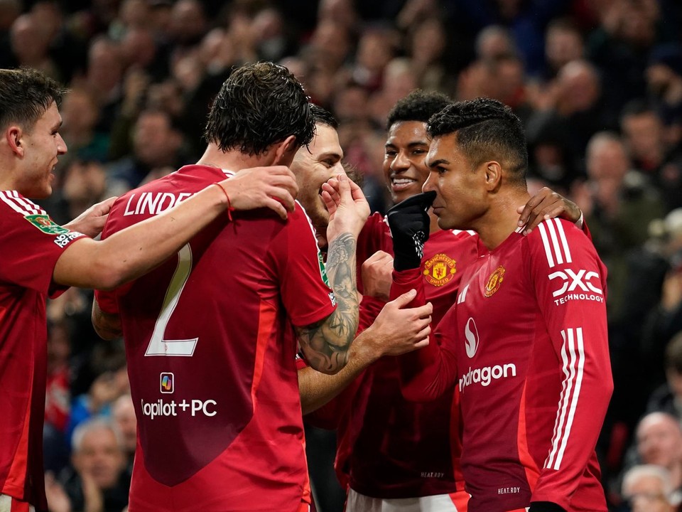 Futbalisti Manchester United oslavujú gól.