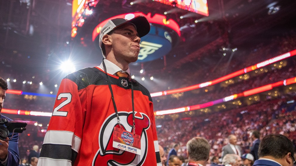 Šimon Nemec počas draftu NHL 2022.