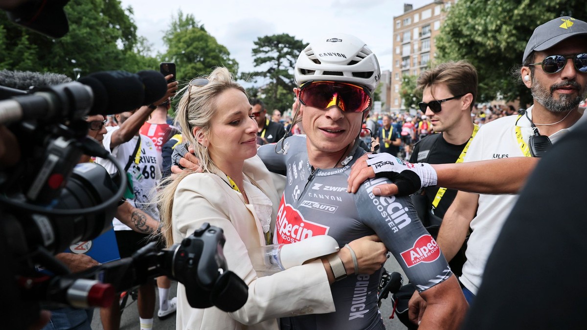 VIDEO: Šok na Tour de France. Po tvrdom páde na prémii odstúpil prvý majiteľ žltého dresu