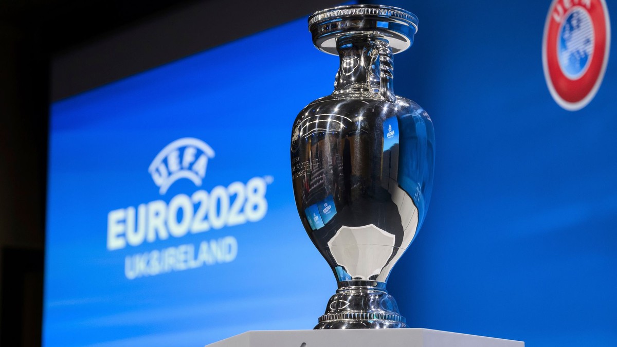 Trofej pre víťaza a logo EURO 2028.