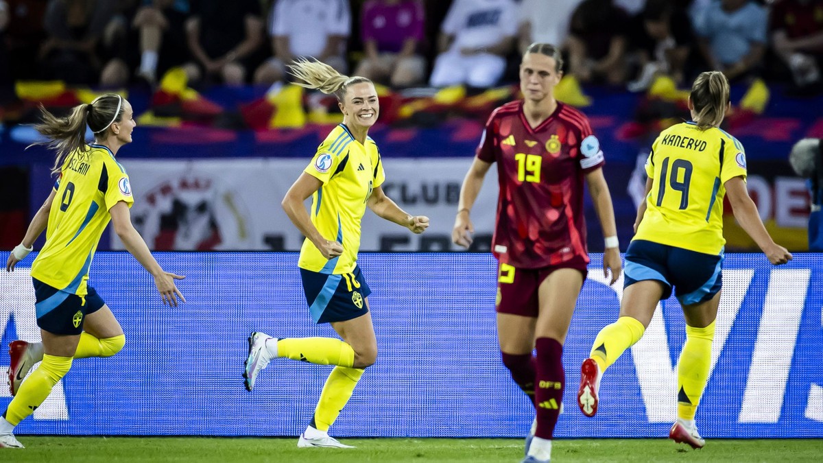 Futbalistky Švédska sa tešia z gólu v zápase proti Nemecku na EURO 2025.