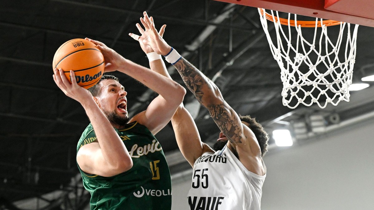 Na snímke vľavo Boris Bojanovský (Levice) a vpravo David Münkat (Würzburg) v druhom stretnutí play-in Ligy majstrov.