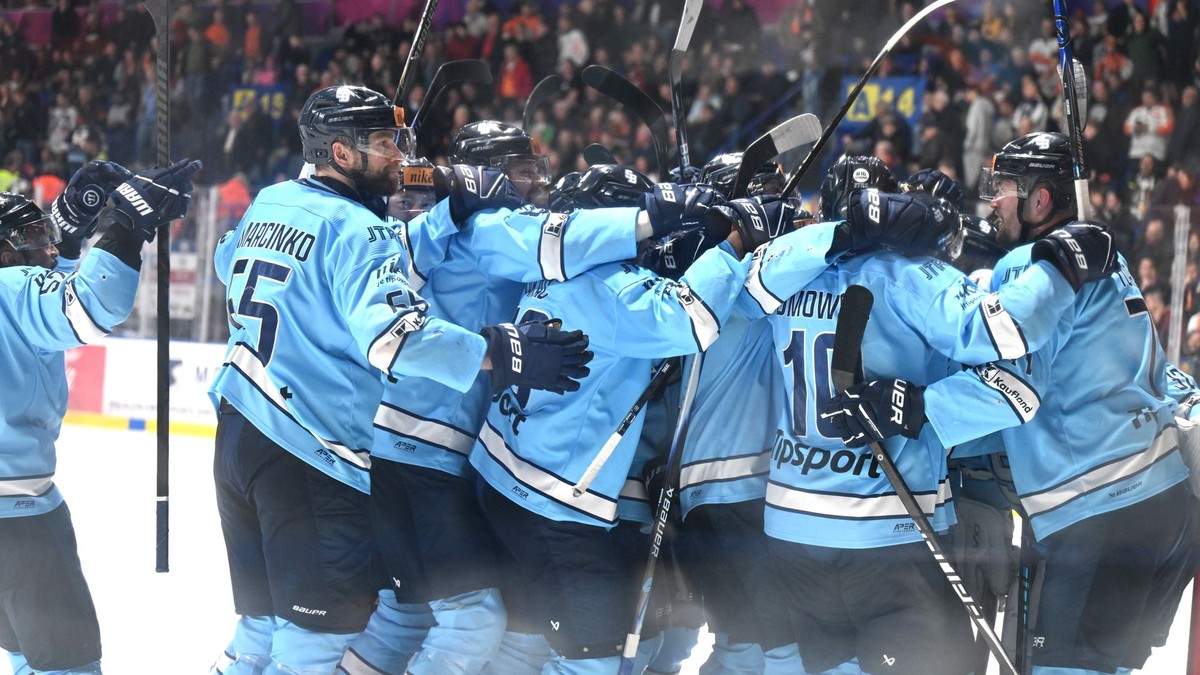 Radosť hráčov Slovana po víťazstve v šiestom semifinálovom stretnutí play off hokejovej Tipsport ligy HC Košice - HC Slovan Bratislava.