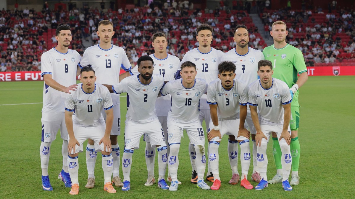 Futbalisti Izraela pózujú pred prípravnym zápasom Albánsko - Izrael.