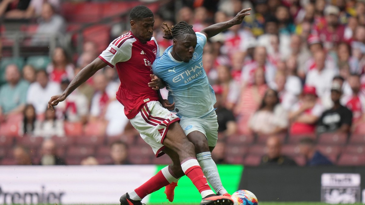 Cristhian Mosquera (vľavo)
a Jérémy Doku v zápase o Community Shield 2026.